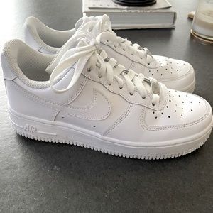 Nike Air Force 1 - ‘07 - Women’s size 6 - like new as maybe worn 3 times.